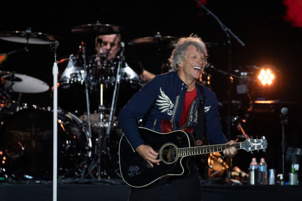 Jon Bon Jovi bersama gitar andalannya tampil menghibur penggemarnya pada suatu acara musik